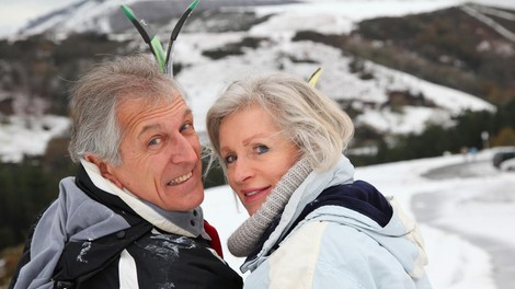 starejši par smučanje