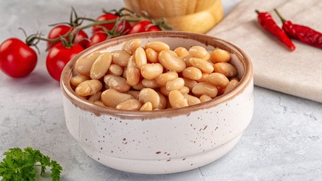 Voda ni najboljša izbira: fižol bi pred kuhanjem morali namočiti v to sestavino