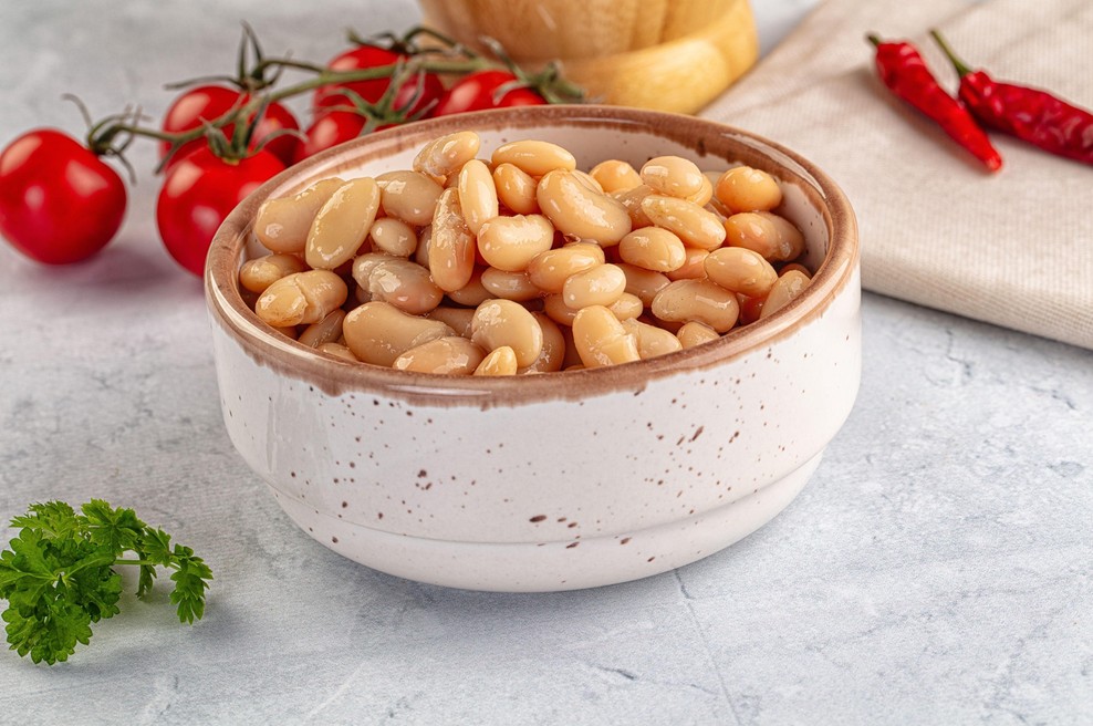 Voda ni najboljša izbira: fižol bi pred kuhanjem morali namočiti v to sestavino (foto: Profimedia)