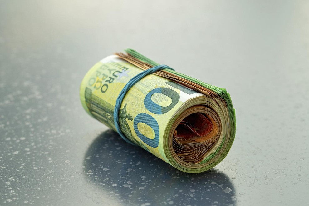 DENAR Sanje o denarju naj bi nakazovale prihod finančnega dobička ali spremembo materialnega položaja. Če v sanjah najdete denar, bi …