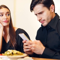 Zaskrbljujoče: vse več profilov na aplikacijah za zmenke je lažnih, saj ljudje uporabljajo umetno inteligenco