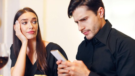 Zaskrbljujoče: vse več profilov na aplikacijah za zmenke je lažnih, saj ljudje uporabljajo umetno inteligenco