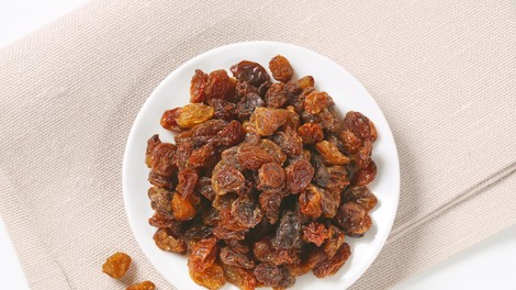 Vsi posežemo po tabletah, rešitev pa lahko najdemo tudi v kuhinji: tako rozine pomagajo pri 3 pogostih težavah