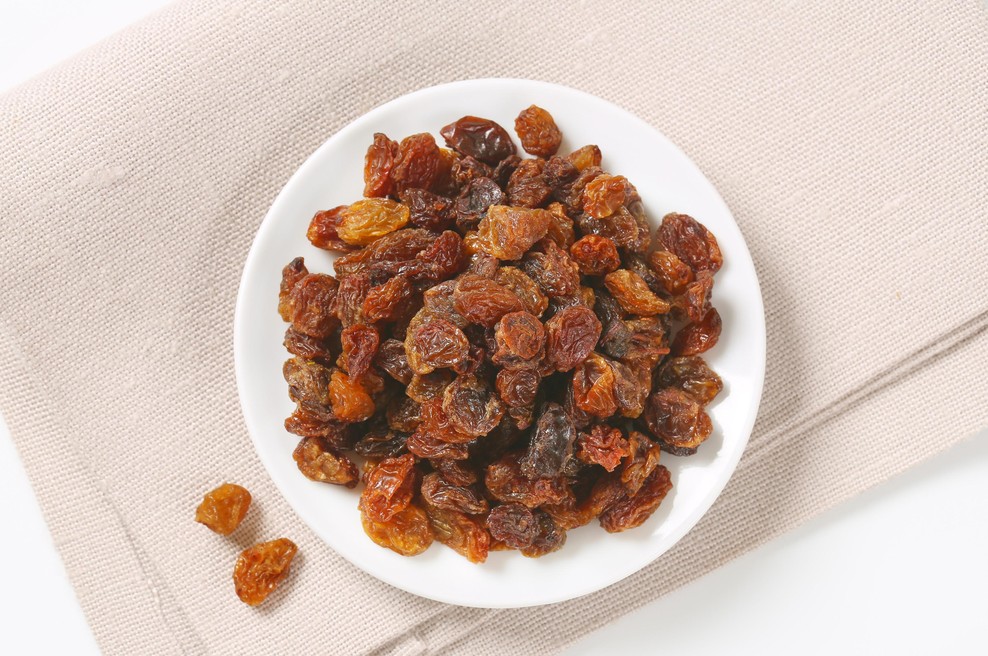 Vsi posežemo po tabletah, rešitev pa lahko najdemo tudi v kuhinji: tako rozine pomagajo pri 3 pogostih težavah (foto: Profimedia)