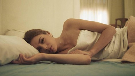 ženska v postelji žalost