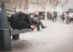 Prepoznala je brezdomca: nekoč najboljši dijak je končal na ulici – to, kar je naredila, je spremenilo njegovo usodo