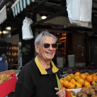 Nevrokirurg Leon (92) razkriva, katera sladica ohranja možgane mlade: lahko jo jeste vsak dan, a pod enim pogojem