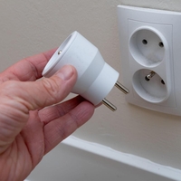 7 naprav, ki jih pred spanjem izključite iz vtičnice (manj stroškov in manj nevarnosti)