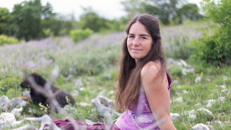 Neja Magdalenc že skoraj dve desetletji živi in dela s konji v čredi na Krasu: "Konj je ena od oblik zavesti"