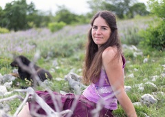 Neja Magdalenc že skoraj dve desetletji živi in dela s konji v čredi na Krasu: "Konj je ena od oblik zavesti"