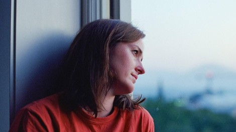 ženska razmišlja žalost