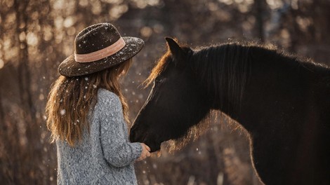 konj in ženska