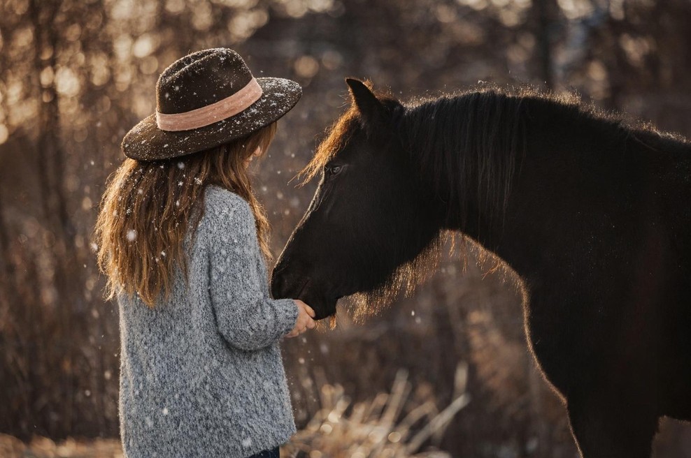 Kako ostati človeški, prisotni in odzivni v negotovem času – uvodnik iz nove številke revije Sensa (foto: profimedia + ai)
