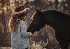 Kako ostati človeški, prisotni in odzivni v negotovem času – uvodnik iz nove številke revije Sensa