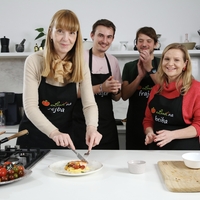 VIDEO recept: Poustvarite 2 slastni jedi po navdihu kulinaričnih vplivnežev (v obeh kraljuje češnjev paradižnik!)