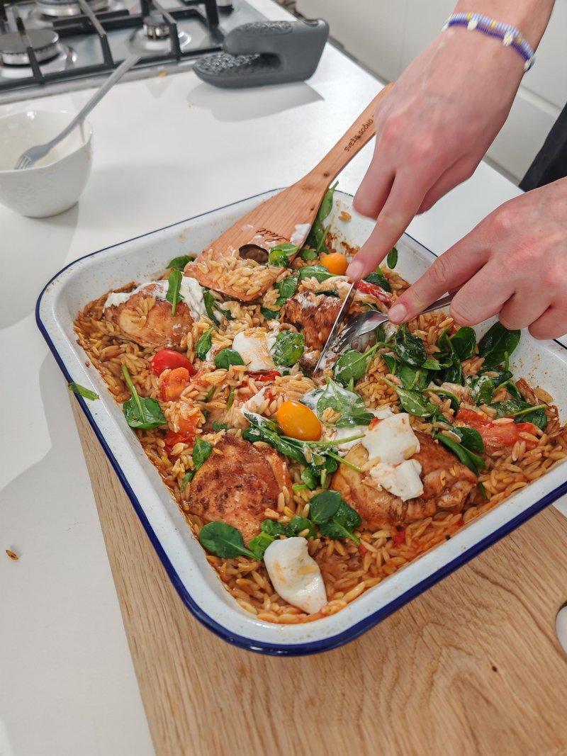 VIDEO recept: Poustvarite 2 slastni jedi po navdihu kulinaričnih vplivnežev (v obeh kraljuje češnjev paradižnik!)