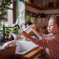Otrok, ki ni prejemal dovolj ljubezni v otroštvu, lahko kot odrasel razvije teh 10 lastnosti