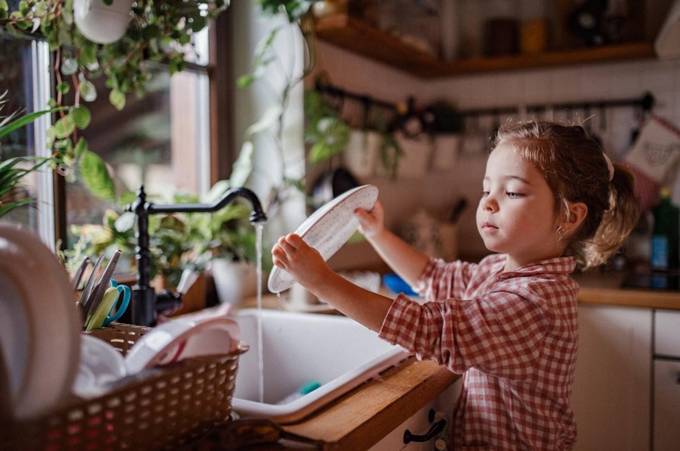 Otrok, ki ni prejemal dovolj ljubezni v otroštvu, lahko kot odrasel razvije teh 10 lastnosti (foto: profimedia)