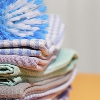 Pranje kuhinjskih krp: v pralni stroj dodajte le eno stvar iz shrambe in krpe bodo bele kot sneg