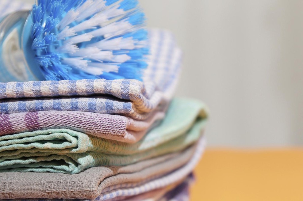 Pranje kuhinjskih krp: v pralni stroj dodajte le eno stvar iz shrambe in krpe bodo bele kot sneg (foto: profimedia)