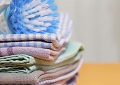 Pranje kuhinjskih krp: v pralni stroj dodajte le eno stvar iz shrambe in krpe bodo bele kot sneg