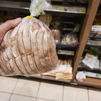 Morda je praktičen, a tveganje obstaja: zakaj že narezan kruh ni najboljša izbira