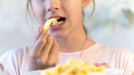 Strokovnjaki razkrivajo, katera živila so pri otrocih lahko povezana z nižjim IQ-jem