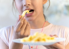 Strokovnjaki razkrivajo, katera živila so pri otrocih lahko povezana z nižjim IQ-jem