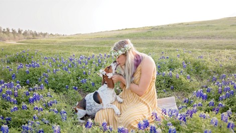 narava pes ženska rože