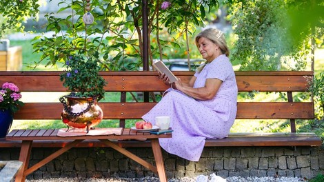 vrt starejša ženska