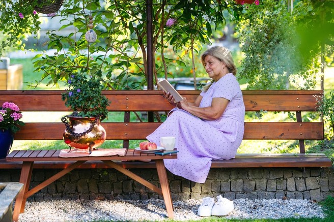 vrt starejša ženska