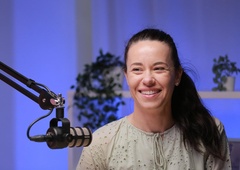 Dr. Lucija Čevnik: "Kako naj ljubim svojega otroka, če težko ljubim samo sebe?"