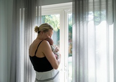 Znanost potrjuje: otrok za vedno ostane v materi – tudi po rojstvu