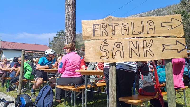 Na Kras na pohod in jedi iz špargljev