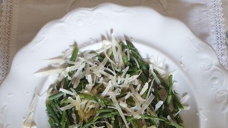 Na Kras na pohod in jedi iz špargljev