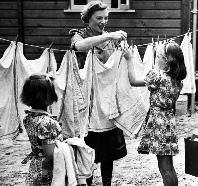 Kaj se skriva za trendom "tradicionalnih žensk"? Znanstveniki svarijo pred zaskrbljujočo platjo