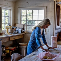 Kaj se skriva za trendom "tradicionalnih žensk"? Znanstveniki svarijo pred zaskrbljujočo platjo