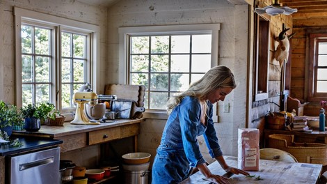 ženska kuha peče kuhinja