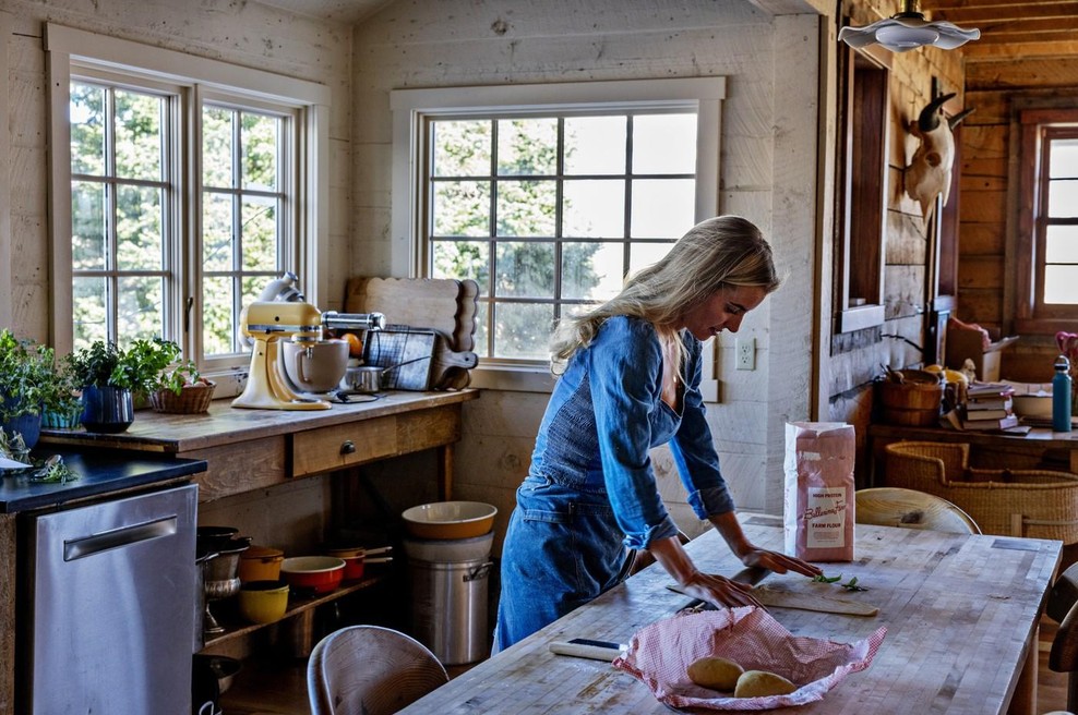 Kaj se skriva za trendom "tradicionalnih žensk"? Znanstveniki svarijo pred zaskrbljujočo platjo (foto: profimedia)