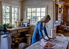 Kaj se skriva za trendom "tradicionalnih žensk"? Znanstveniki svarijo pred zaskrbljujočo platjo