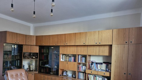 Imate doma ta kos pohištva iz časa Jugoslavije? Z nekaj preprostimi triki lahko postane moderen in eleganten