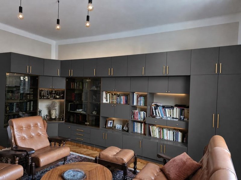 Imate doma ta kos pohištva iz časa Jugoslavije? Z nekaj preprostimi triki lahko postane moderen in eleganten