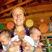 Slovenka na Karibih rodila dvojčici: "Ko mi je odtekla voda, sem se sama skoraj dve uri peljala do porodnišnice."