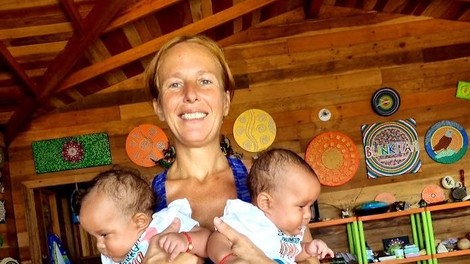 Slovenka na Karibih rodila dvojčici: "Ko mi je odtekla voda, sem se sama skoraj dve uri peljala do porodnišnice."
