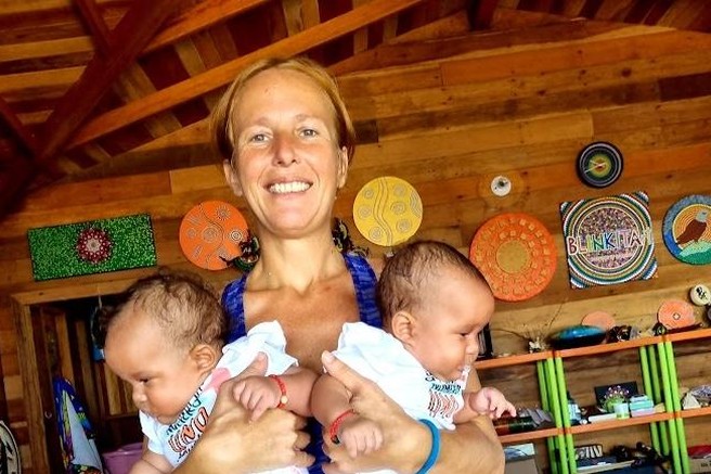 Slovenka na Karibih rodila dvojčici: "Ko mi je odtekla voda, sem se sama skoraj dve uri peljala do porodnišnice."