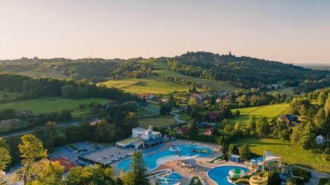 Poletne počitnice brez stresa: oddih za starše in nepozabna zabava za otroke