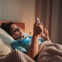 Kaj pomeni, če ves čas preverjate telefon? Psihologi pojasnjujejo, kaj v resnici iščemo na zaslonu
