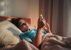 Kaj pomeni, če ves čas preverjate telefon? Psihologi pojasnjujejo, kaj v resnici iščemo na zaslonu