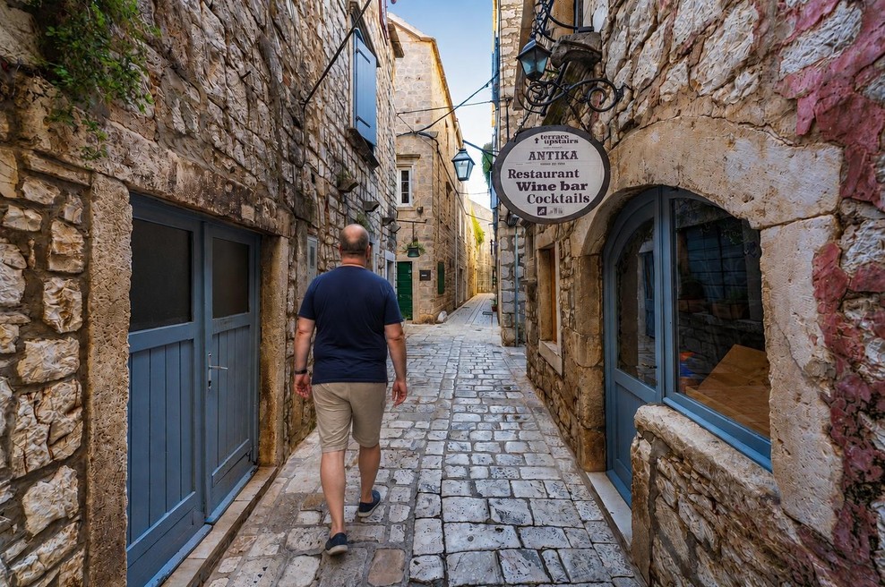 "Na Hvar sem prišel po naključju – in ostal 13 let." Britanec razkriva, zakaj ga je dalmatinski način življenja za vedno spremenil (foto: ai)
