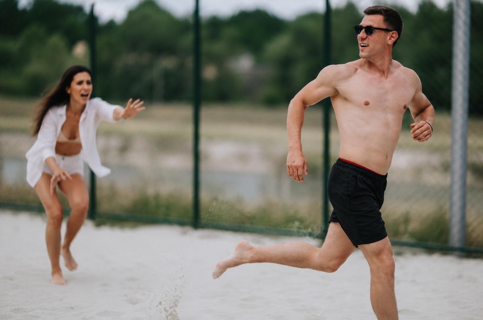 Ljudje, ki bežijo pred bližino: "Ne bojijo se vas. Bojijo se tega, kar ob vas čutijo." (foto: profimedia (+ai))